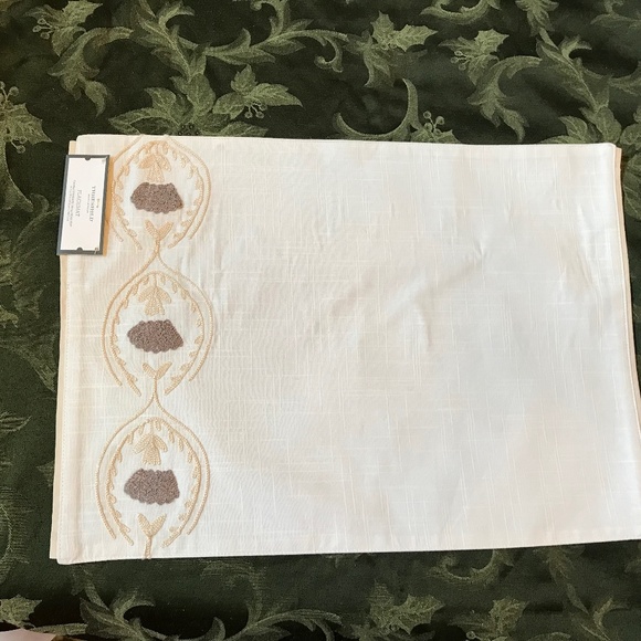 Floral Trellis Placemat- Threshold- 4 pieces - Picture 1 of 5